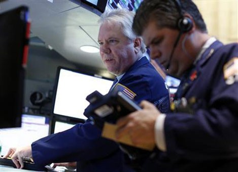 Phố Wall giảm bởi dữ liệu kinh tế yếu kém - Ảnh: Reuters